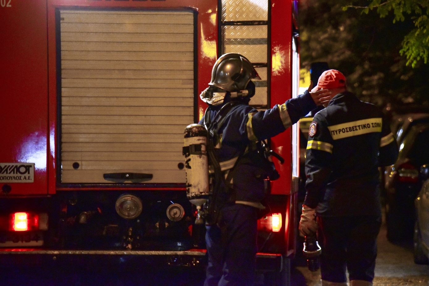 Πυρκαγιά σε διαμέρισμα στη συμβολή των οδών Ζωοδόχου Πηγής και Σόλωνος &#8211; Στο νοσοκομείο με εγκαύματα ένας 46χρονος