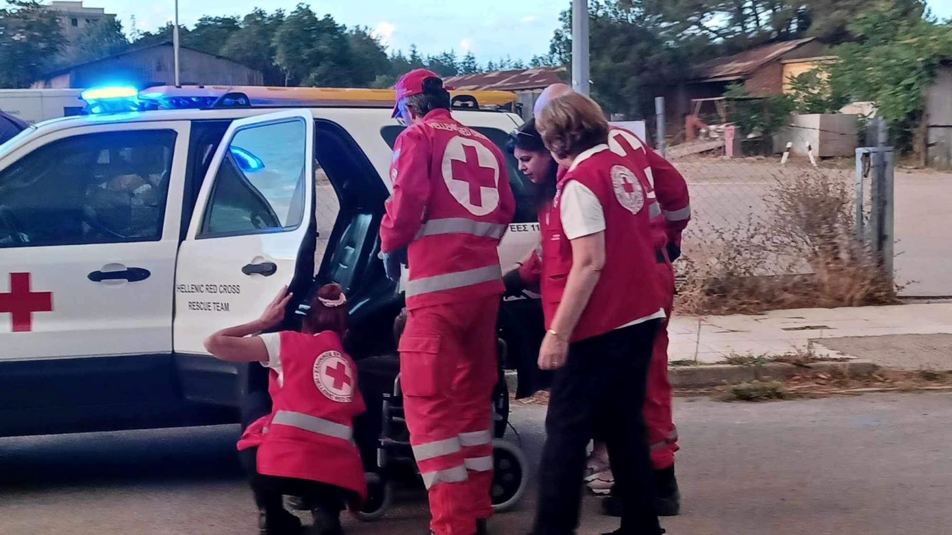 Γυναίκα αναγκάστηκε να γεννήσει στο αυτοκίνητό της το οποίο είχε υποστεί βλάβη &#8211; Σωτήρια η επέμβαση εθελοντών του Ε.Σ.