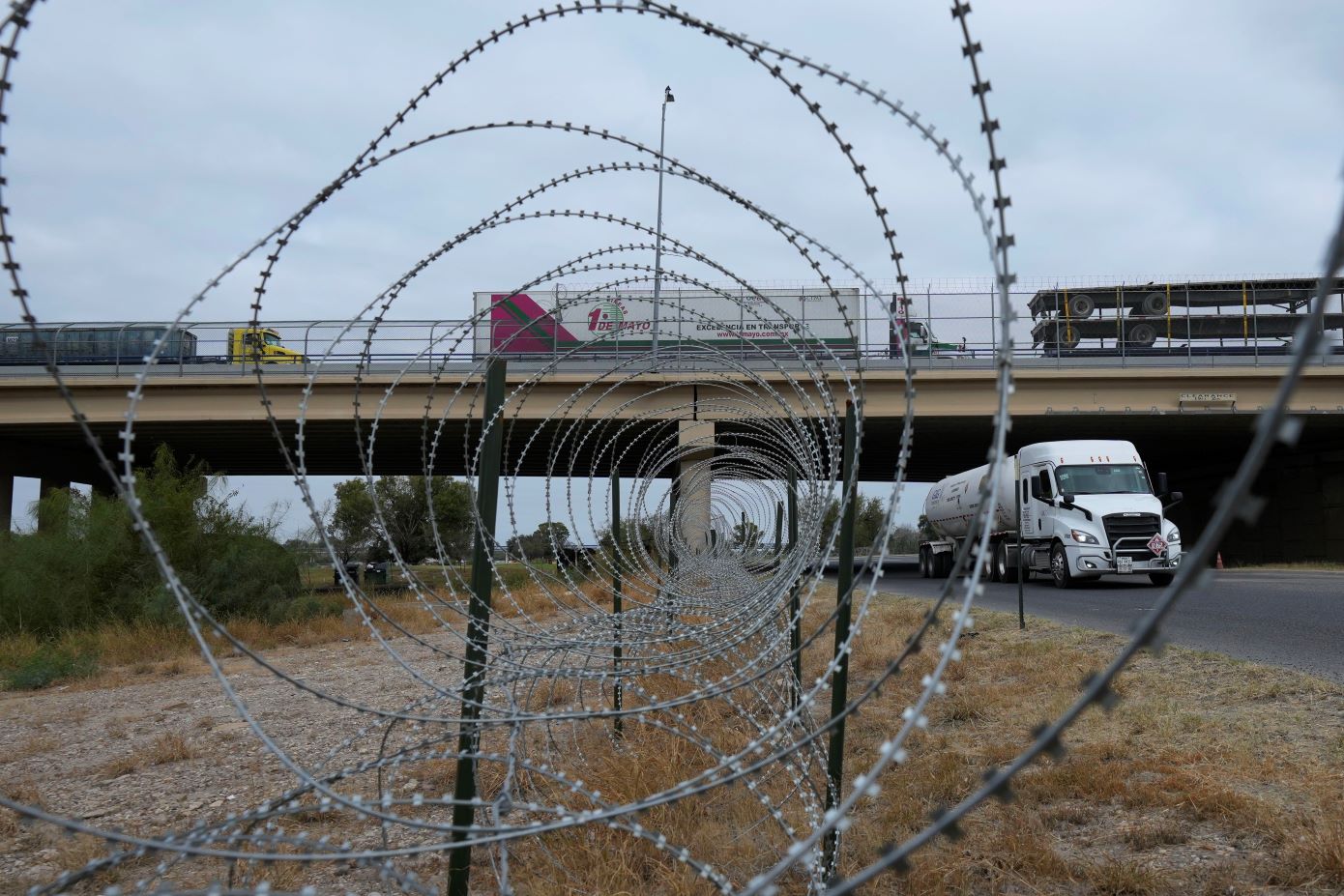 Τι σημαίνει η επιβολή δασμών από τον Τραμπ στις εισαγωγές από Κίνα, Μεξικό και Καναδά &#8211; Τα πρώτα αντίμετρα από τις τρεις χώρες