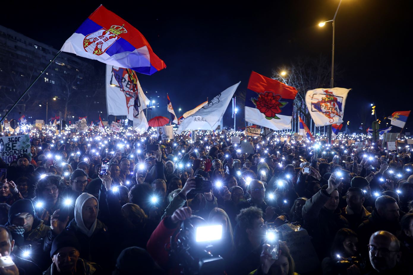 Παραμένουν στη γέφυρα του Δούναβη στο Νόβι Σαντ οι φοιτητές της Σερβίας &#8211; Συνεχίζονται οι αντικυβερνητικές διαδηλώσεις