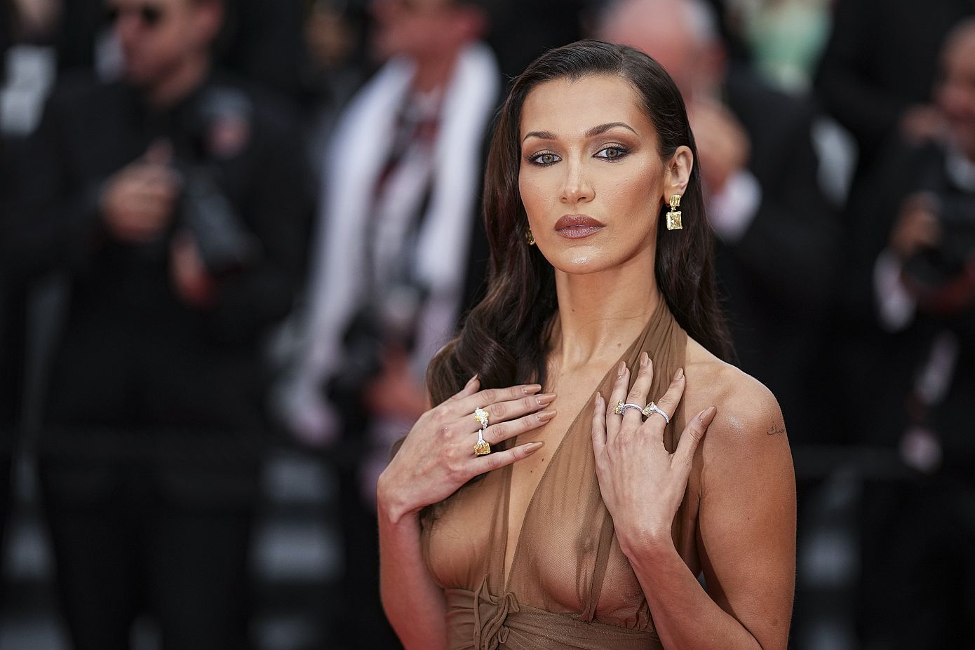 H Bella Hadid κάνει το μακιγιάζ της μέσα σε 5 λεπτά και χρησιμοποιεί μερικά προϊόντα που αξίζει να βάλετε στη ρουτίνα ομορφιάς σας