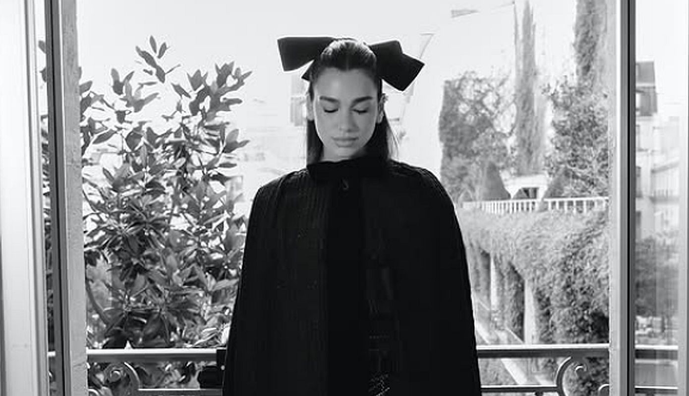 H Dua Lipa είναι το νέο πρόσωπο της καμπάνιας για την τσάντα Chanel 25