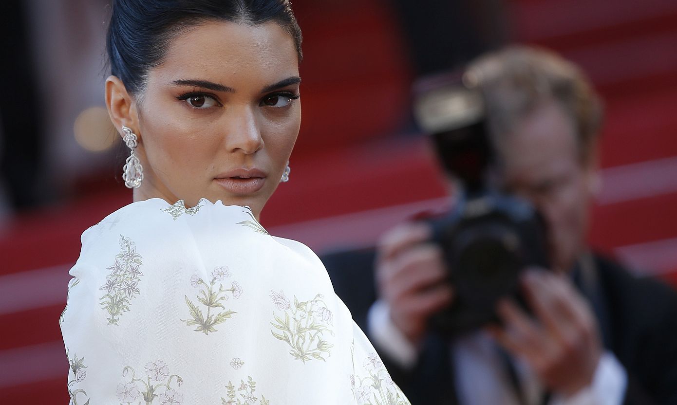 Αυτό είναι το αγαπημένο προϊόν της Kendall Jenner -και δικό μας- για λαμπερή επιδερμίδα