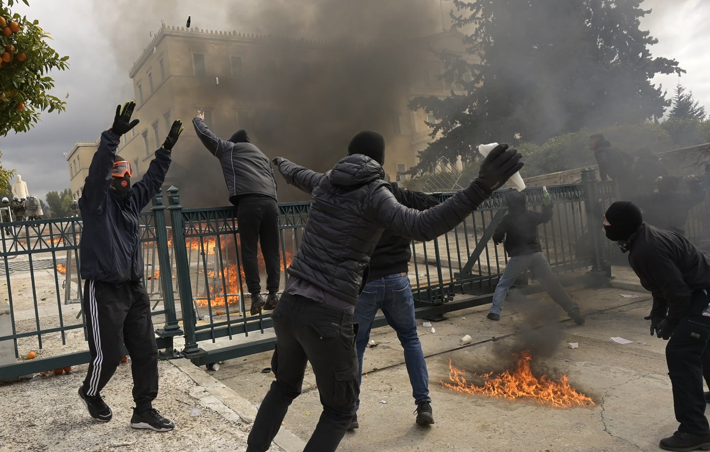 Τι λέει η ΕΛ.ΑΣ για τα επεισόδια: Οι κουκουλοφόροι δεν ήταν ομαδοποιημένοι, κινούνταν κατά μόνας ή σε δυάδες