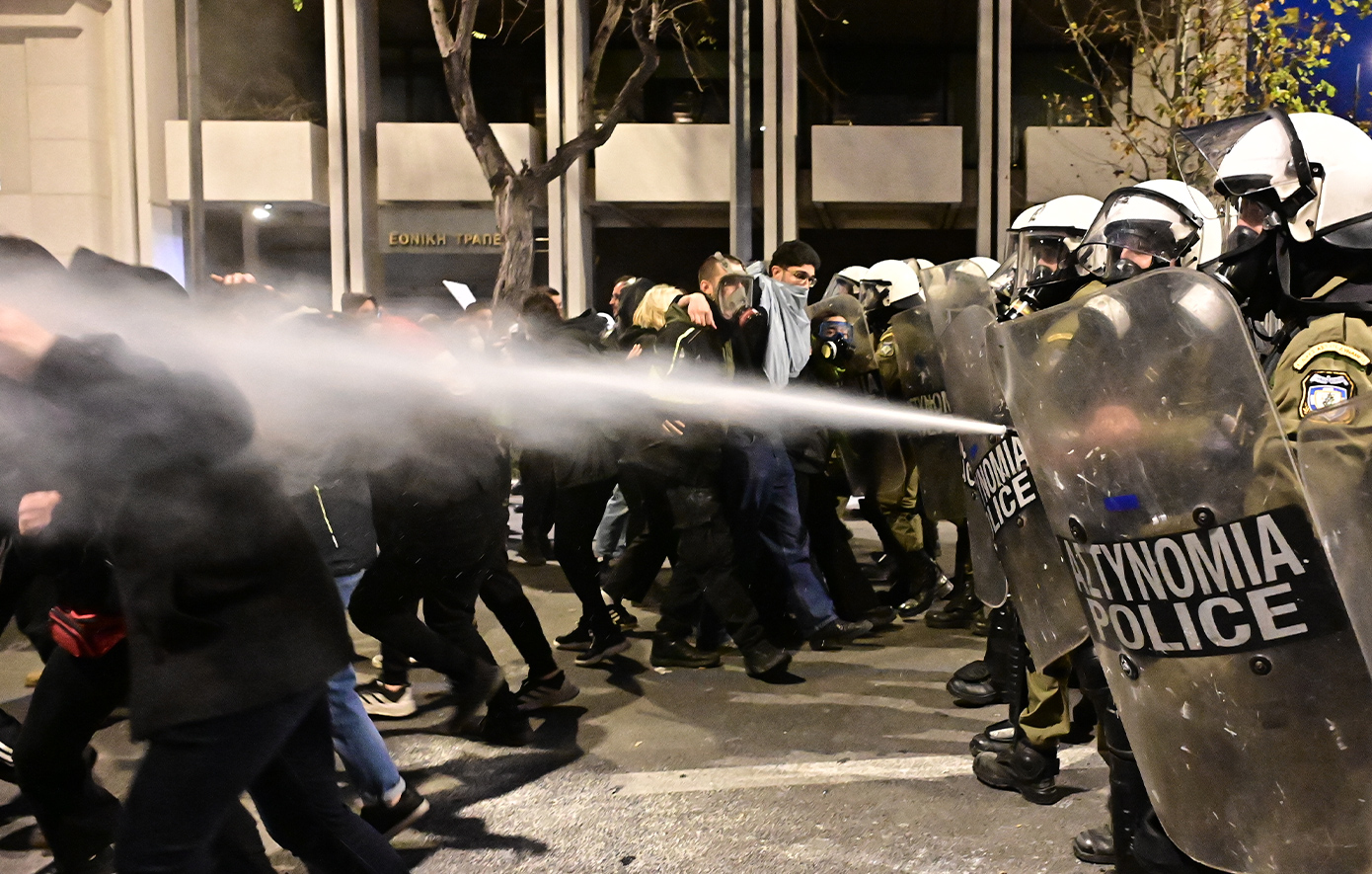 Τέμπη: Νέα επεισόδια στο Σύνταγμα &#8211; Τα ΜΑΤ απομάκρυναν τους διαδηλωτές