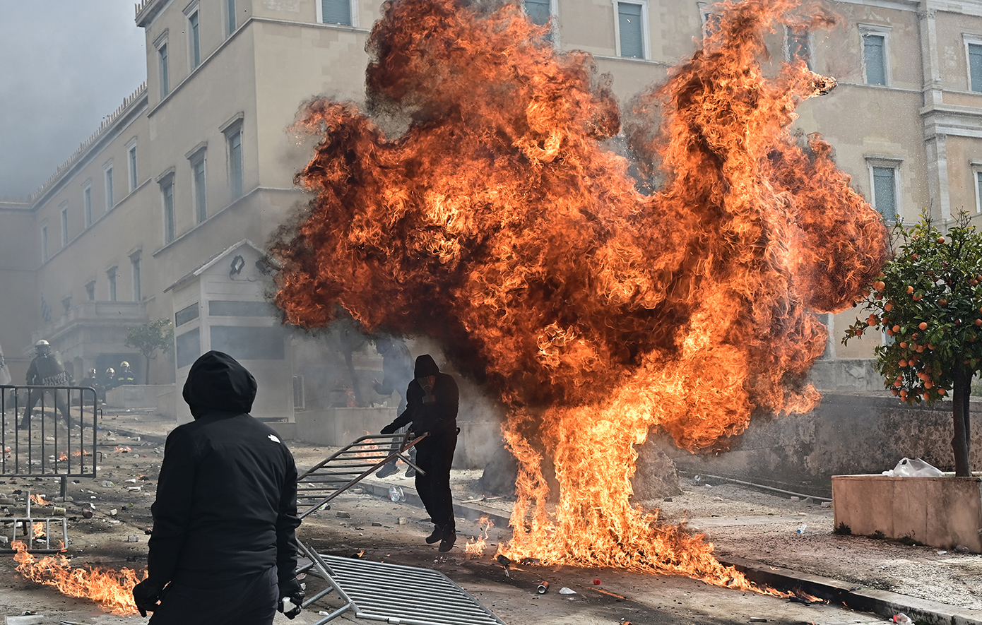 Δύο αστυνομικοί και επτά πολίτες στο ιατρείο της Βουλής από τα επεισόδια