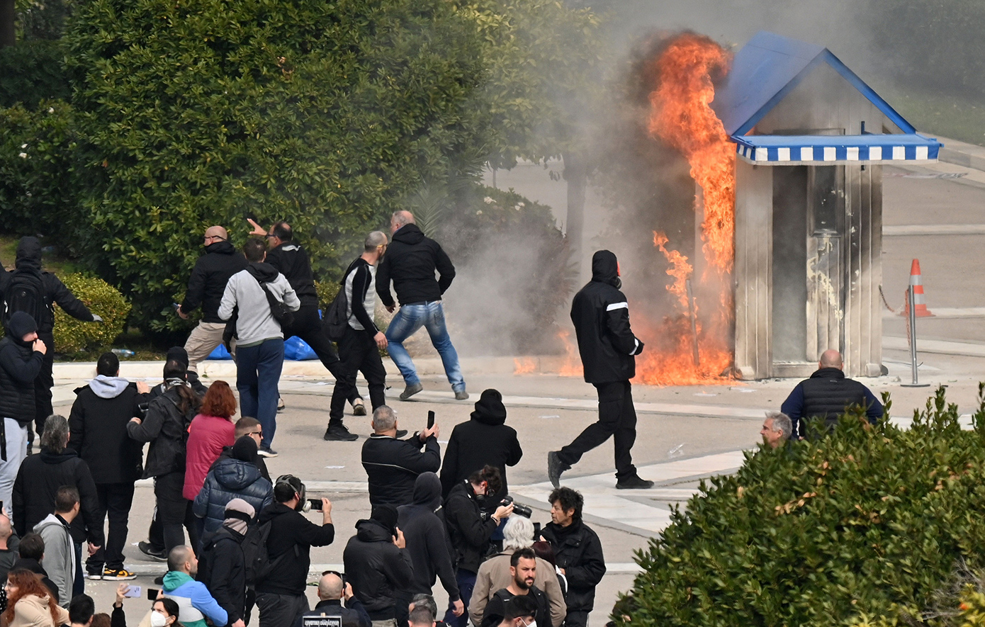 Έκαψαν το φυλάκιο των ευζώνων της προεδρικής φρουράς