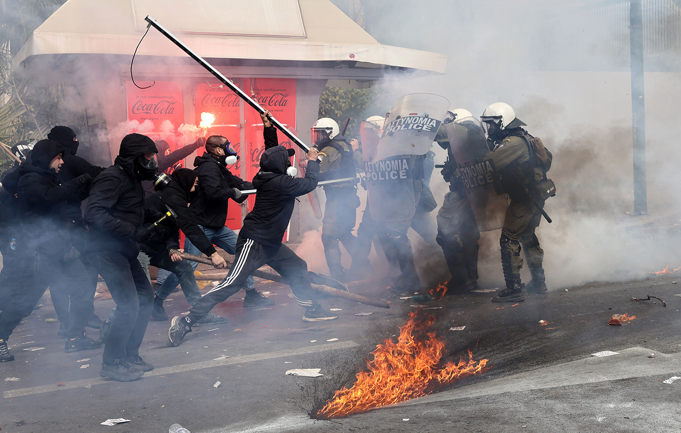 Σοβαρά επεισόδια στο κέντρο της Αθήνας &#8211; Μολότοφ και πέτρες, 5 διαδηλωτές τραυματίες &#8211; Δείτε live