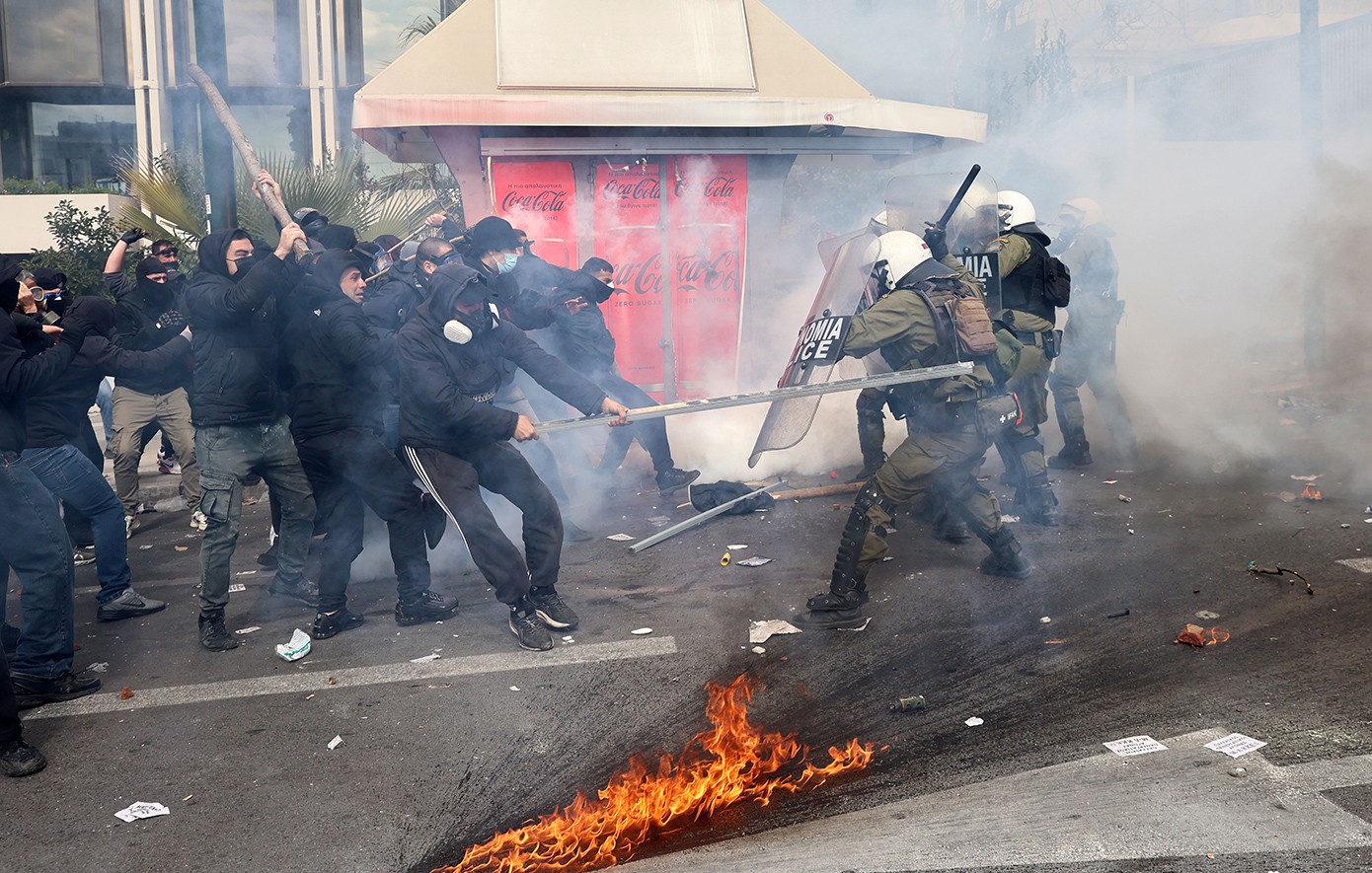 Κουκουλοφόροι επιτέθηκαν στο συνεργείο του τηλεοπτικού σταθμού Alpha