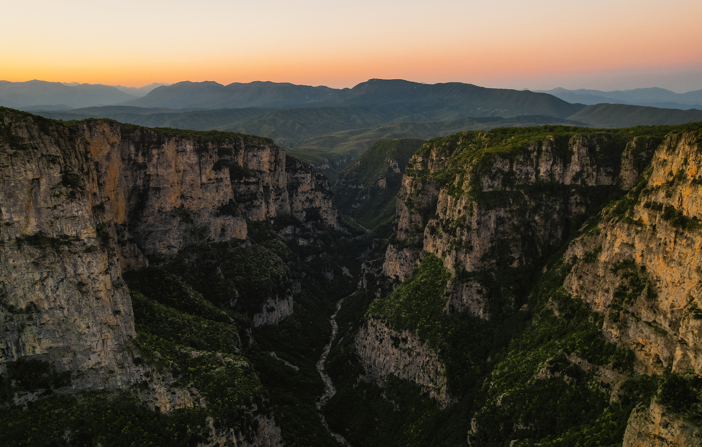 Εικόνες που προκαλούν δέος από το φαράγγι του Βίκου