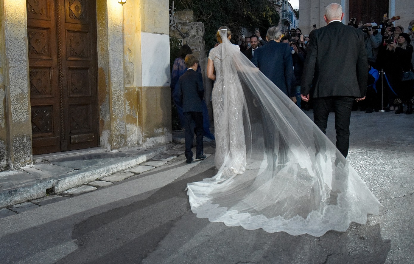 Χρυσή Βαρδινογιάννη: Έλαμψε η νύφη στο γάμο της χρονιάς &#8211; Το νυφικό, η ανθοδέσμη και η τιάρα της