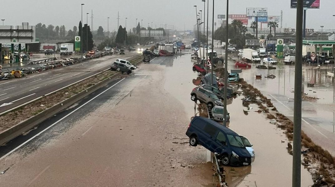 Η κυβέρνηση της Ισπανίας χορηγεί άδειες παραμονής σε 25.000 μετανάστες που επλήγησαν από τις πλημμύρες της Βαλένθιας