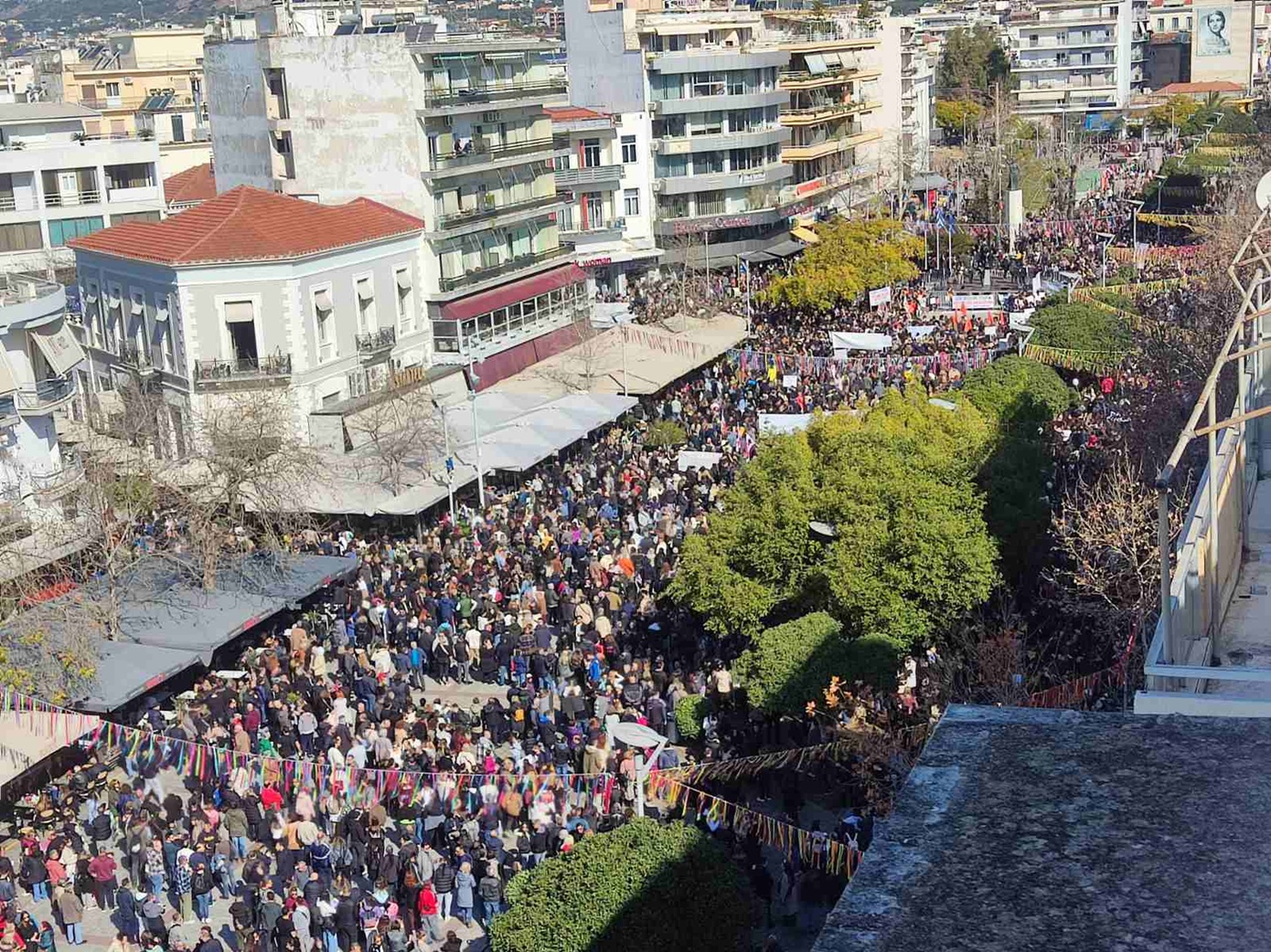 Χιλιάδες κόσμου στη συγκέντρωση της Καλαμάτας για τα Τέμπη