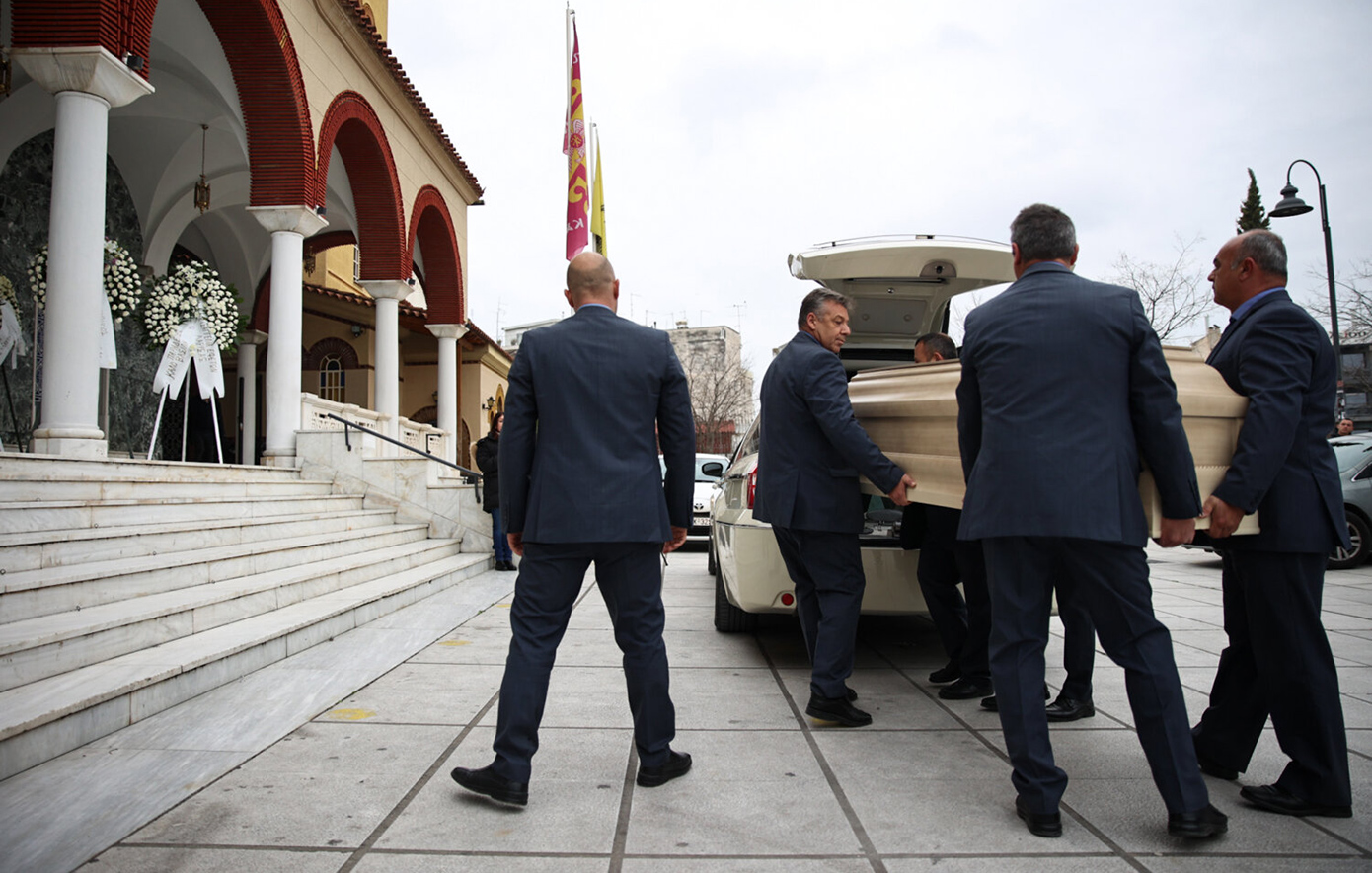 Θρήνος και βαρύ κλίμα στην κηδεία του Βασίλη Καλογήρου – Τι είπε η μητέρα του προσερχόμενη στην εκκλησία