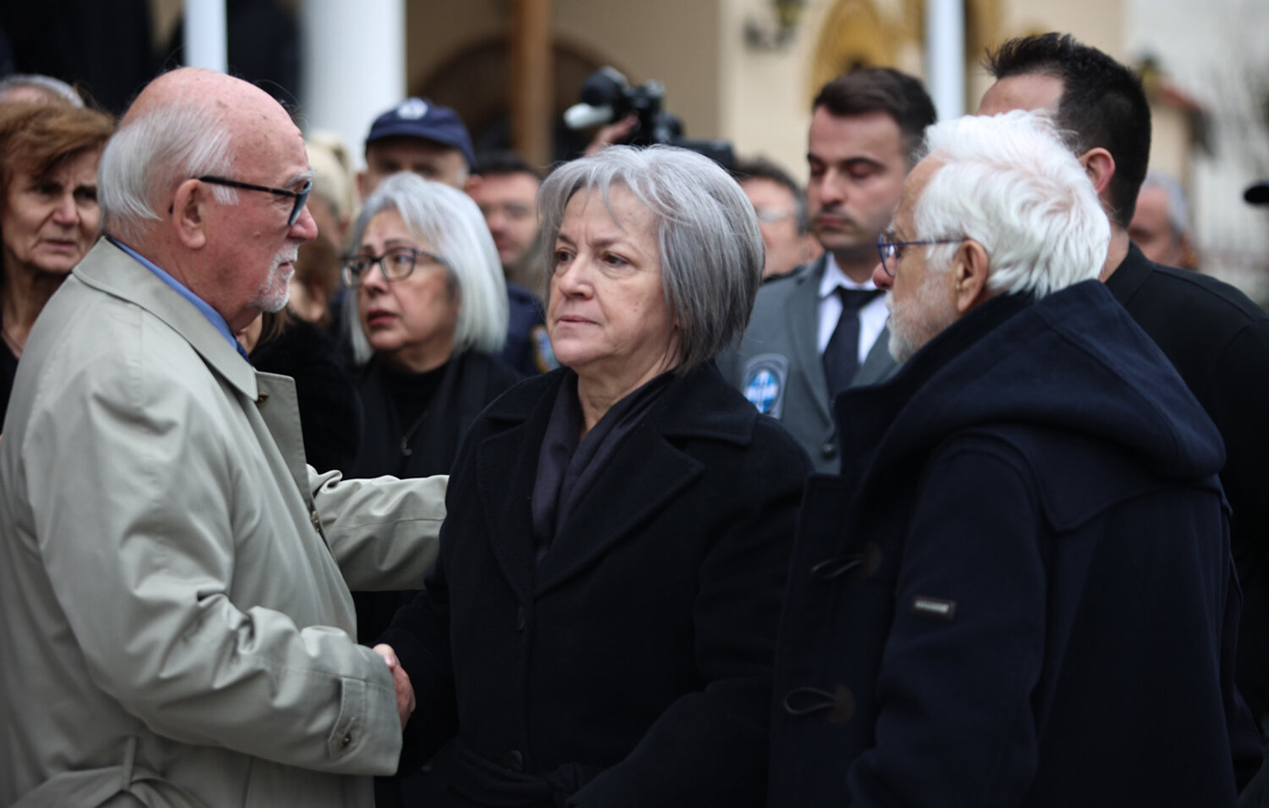 Σε κλίμα οδύνης η κηδεία του Βασίλη Καλογήρου: «Θα βρούμε τους ενόχους, δεν θα ησυχάσουμε», είπε ο θείος του