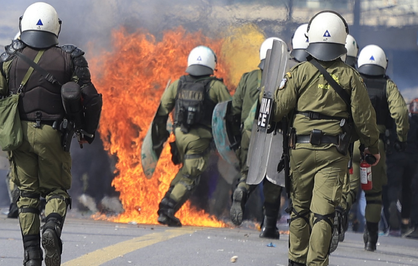 Σοβαρά επεισόδια στο κέντρο της Αθήνας &#8211; Μολότοφ και πέτρες, 9 τραυματίες &#8211; Δείτε live