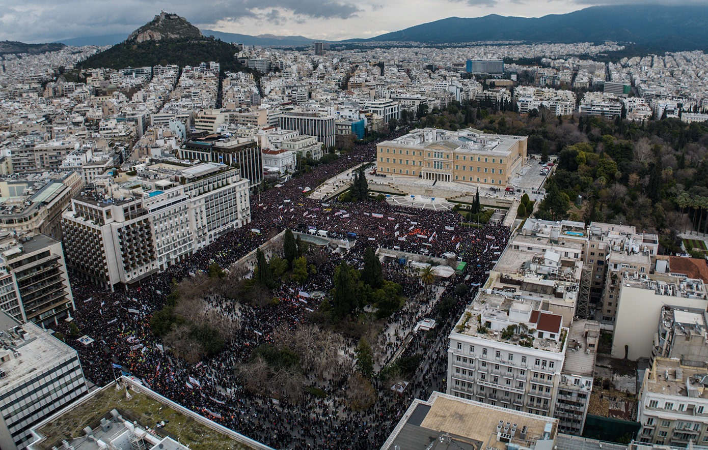 Ασφυκτικά γεμάτη η πλατεία Συντάγματος: Η μαζικότερη συγκέντρωση των τελευταίων δεκαετιών &#8211; Συγκλονιστικές φωτογραφίες