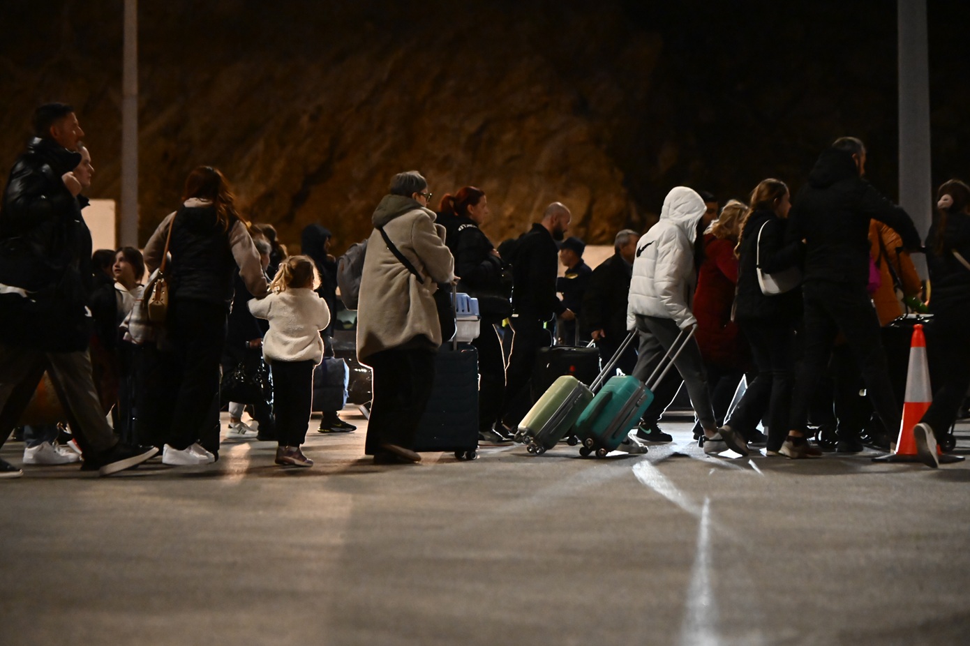 Μπαράζ σεισμικών δονήσεων στις Κυκλάδες όλο το βράδυ – 9.000 άτομα έφυγαν από την Σαντορίνη