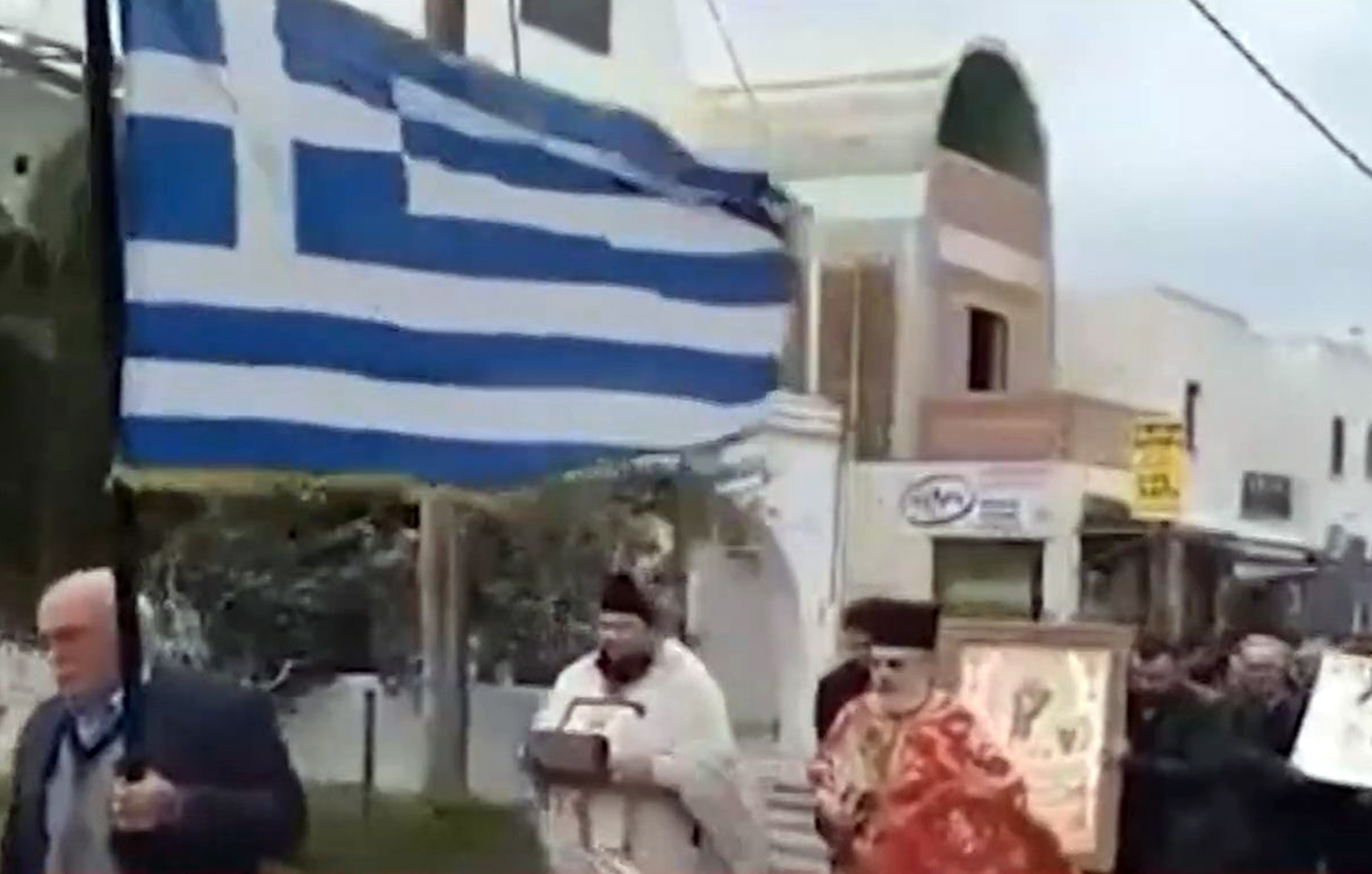 Λιτανεία με σημαίες, λείψανα αγίων και εικόνες στη Σαντορίνη για τους σεισμούς &#8211; Οι κάτοικοι προσεύχονται να σταματήσει ο εφιάλτης