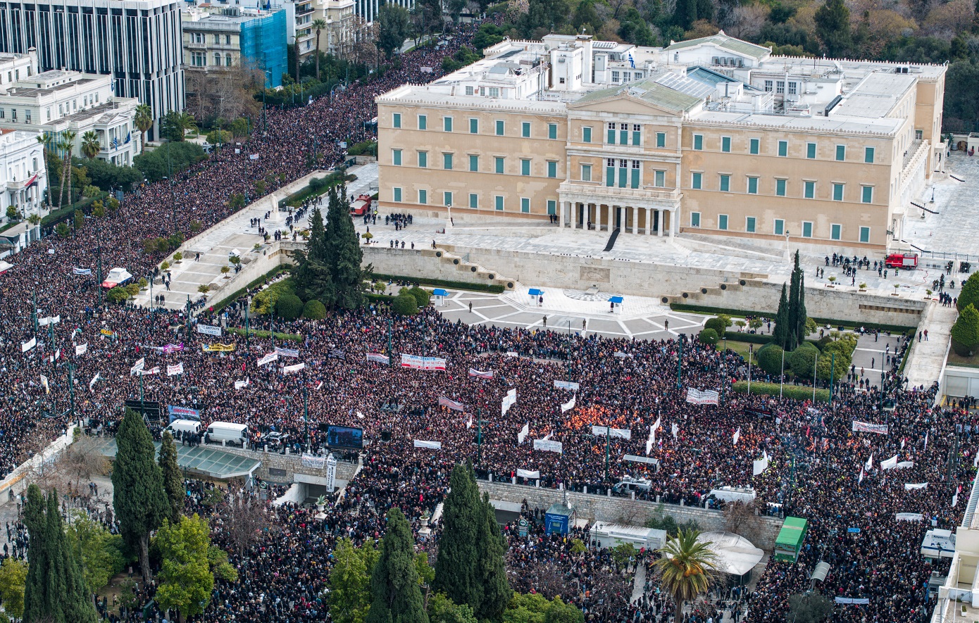 Λεπτό προς λεπτό όλα όσα έγιναν στις μεγάλες απεργιακές συγκεντρώσεις για τα 2 χρόνια από τα Τέμπη