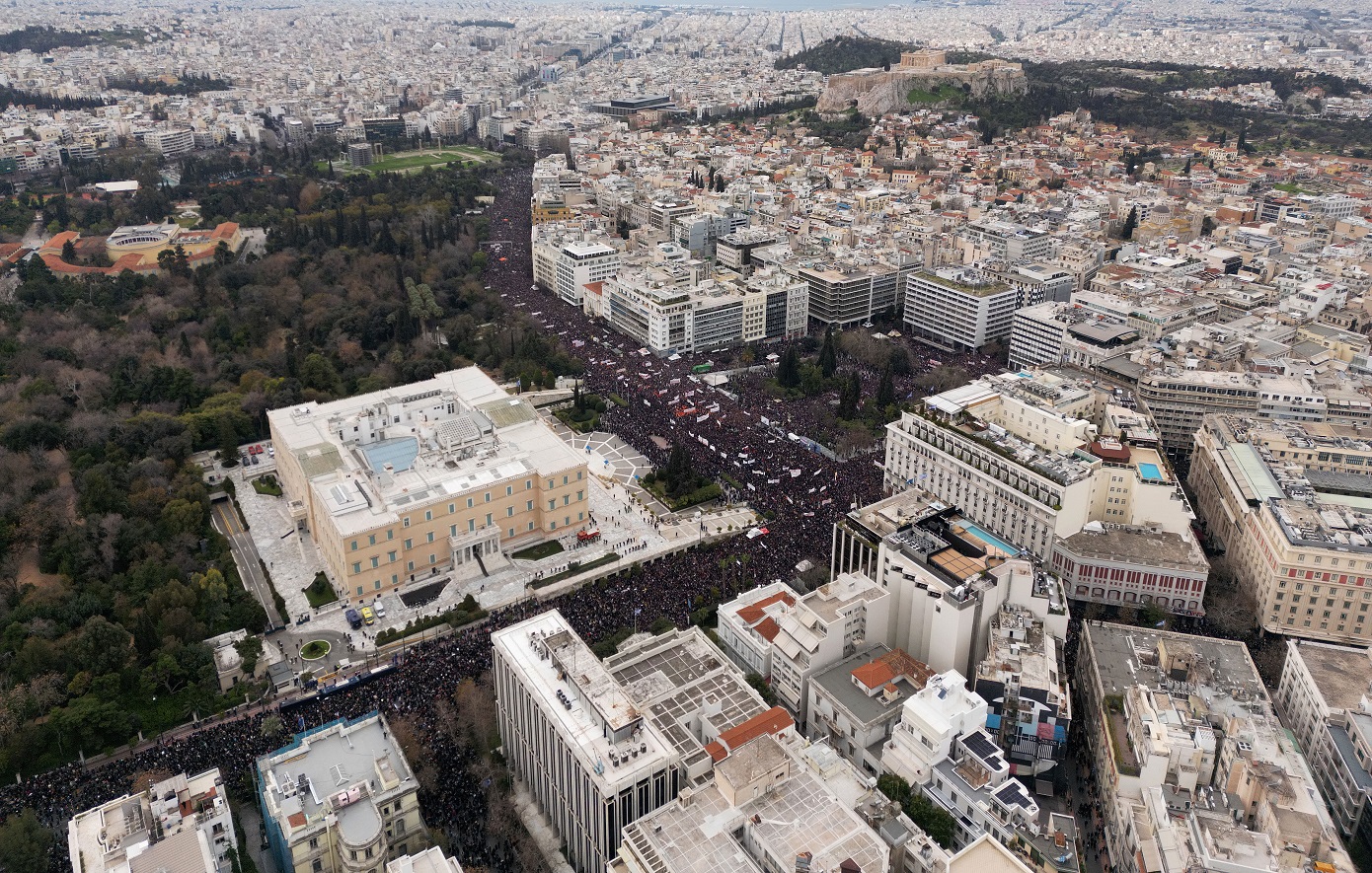 Από 200.000 έως 400.000 άνθρωποι πήγαν στην απεργιακή συγκέντρωση του Συντάγματος για τα Τέμπη – 7 ιστορικά «κλικ»