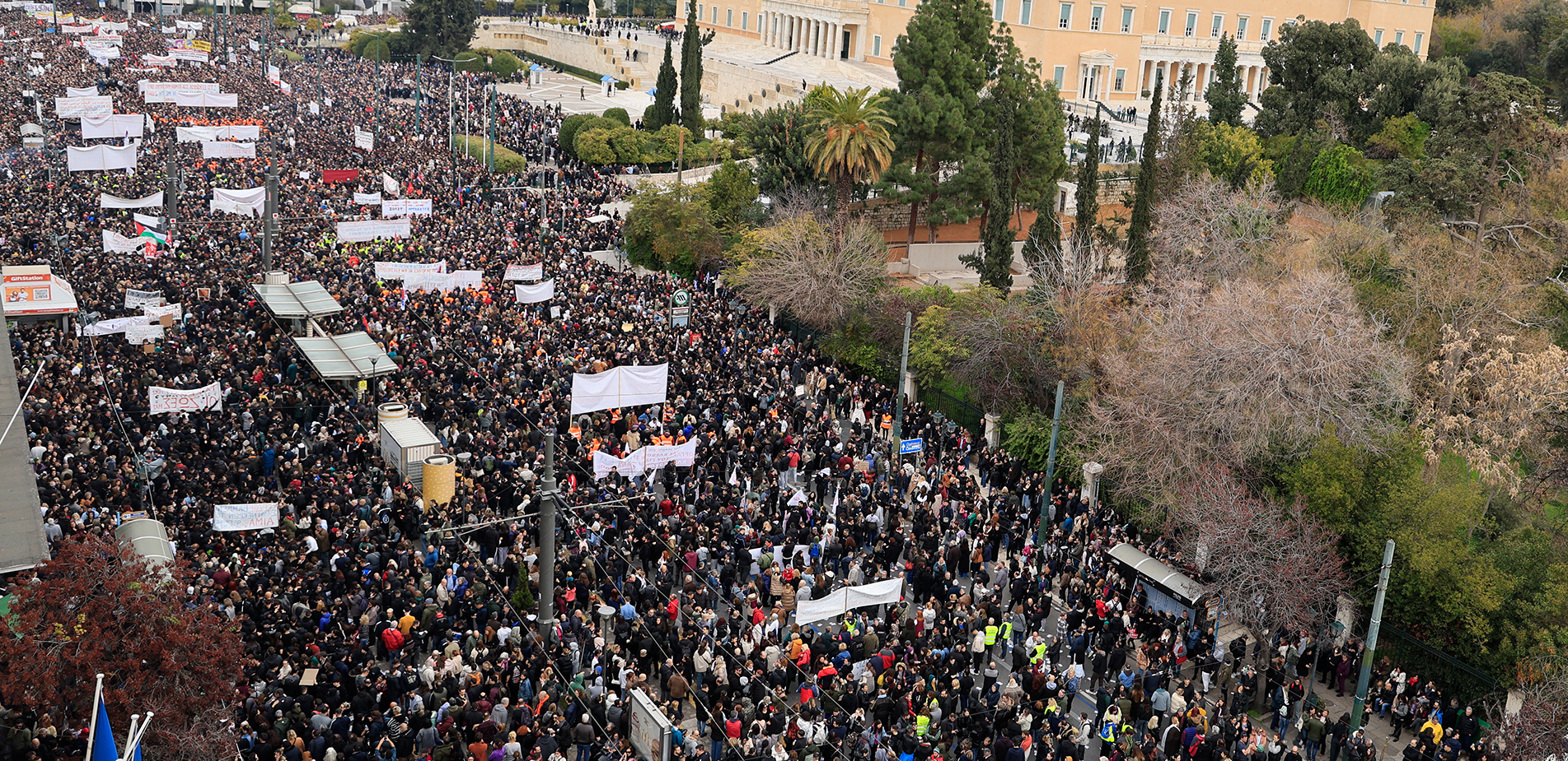 Λεπτό προς λεπτό τα συλλαλητήρια σε Ελλάδα και εξωτερικό για τα δύο χρόνια από τα Τέμπη -Δείτε live εικόνα