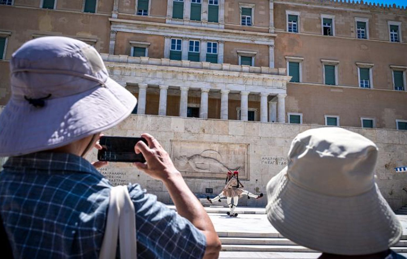 Τουρισμός: Πτώση της μέσης κατά κεφαλήν δαπάνης το 2024 &#8211; Πιο γαλαντόμοι οι Αμερικάνοι που ξόδεψαν πάνω από 1.000 ευρώ 