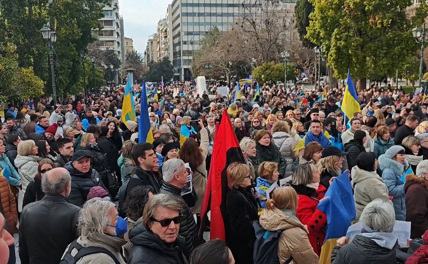 Μεγάλη κινητοποίηση Ουκρανών στην Πλατεία Συντάγματος για τα τρία χρόνια από την έναρξη του πολέμου