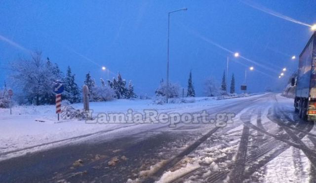 Χιονίζει στα ορεινά χωριά της Φθιώτιδας – Δείτε βίντεο