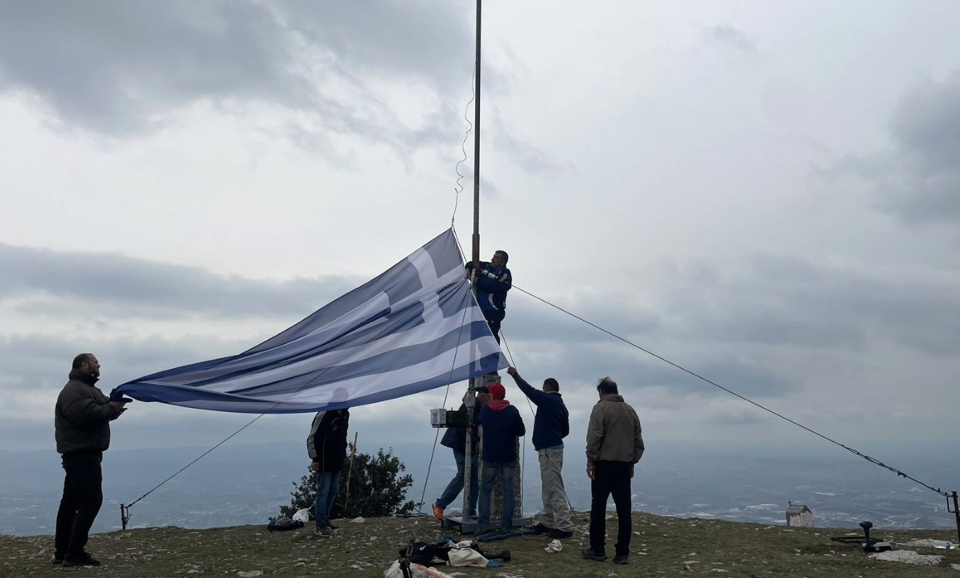 Εθελοντές τοποθέτησαν καινούργια ελληνική σημαία στο ύψωμα «Αυγό», στην Ξάνθη