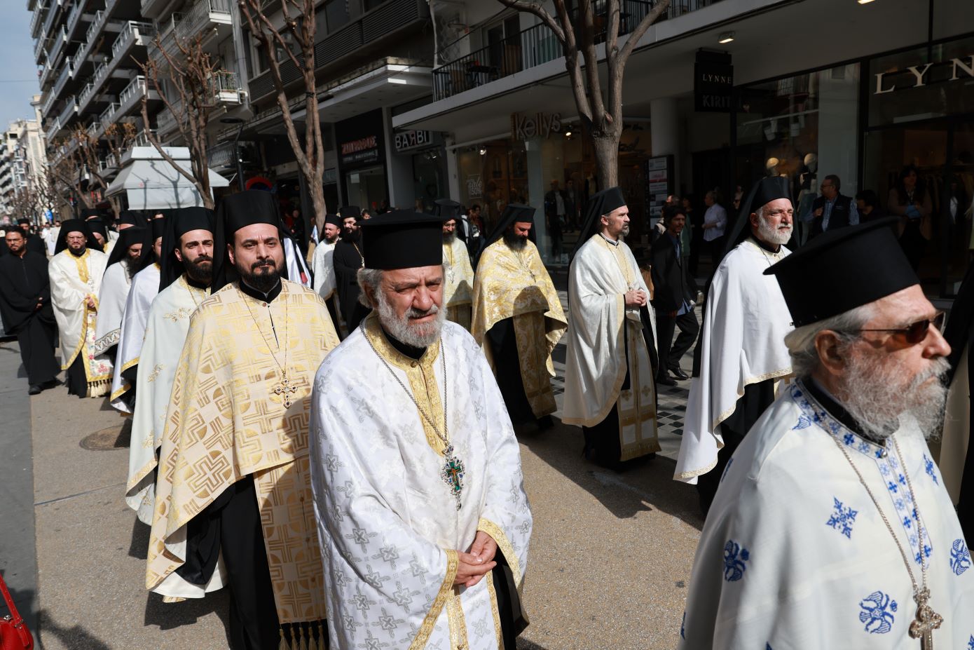 Με χειροκροτήματα υποδέχθηκαν οι πιστοί στην τελευταία του κατοικία τον μητροπολίτη πρώην Θεσσαλονίκης Άνθιμο