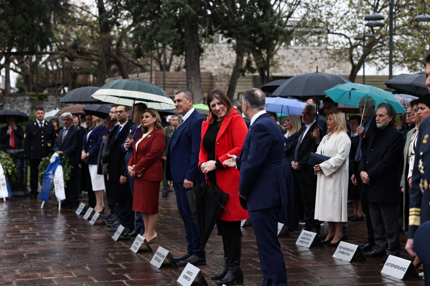 Αρνήθηκε να δώσει το χέρι της στον εκπρόσωπο της κυβέρνησης η Ζωή Κωνσταντοπούλου