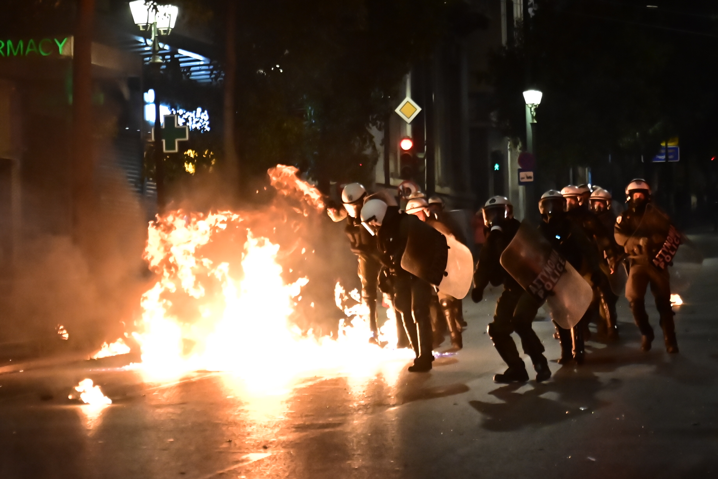 Κόντρα στη Βουλή για τα επεισόδια στο Σύνταγμα