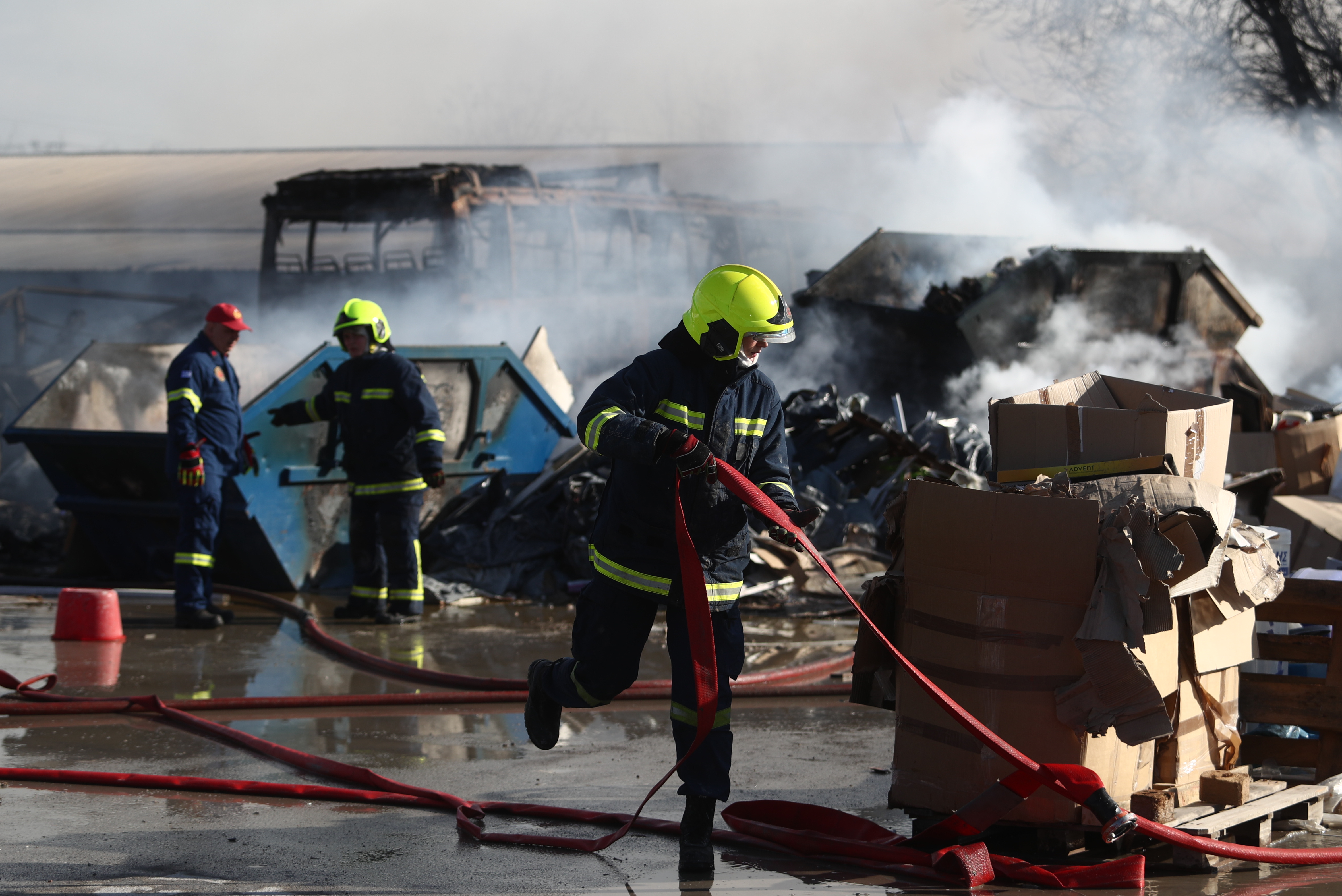 Νέες φωτογραφίες και βίντεο από τη φωτιά στον Ταύρο &#8211; «Ακούστηκαν εκρήξεις, ήταν δίπλα σε σπίτια», λένε κάτοικοι της περιοχής