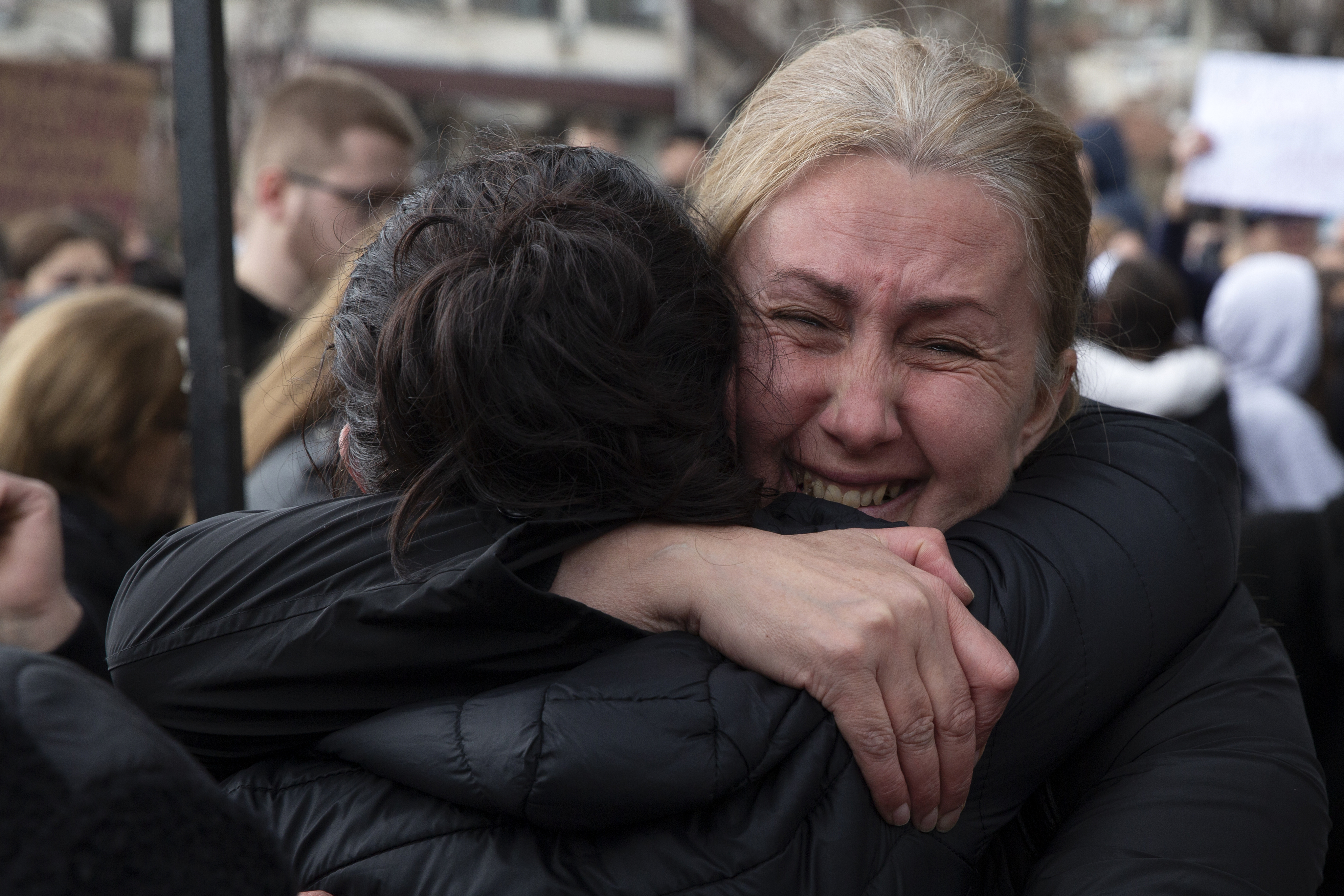 «Ποιος σκότωσε το παιδί μου» &#8211; Οργή και ανείπωτος πόνος στη Βόρεια Μακεδονία για τα θύματα από τη φωτιά στο κλαμπ