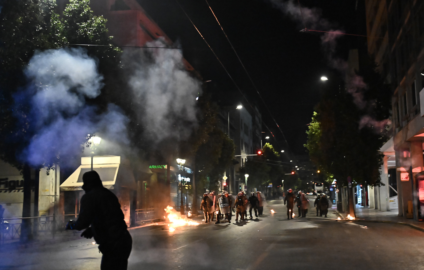 Επεισόδια στο Σύνταγμα μετά το τέλος της συγκέντρωσης για τα Τέμπη