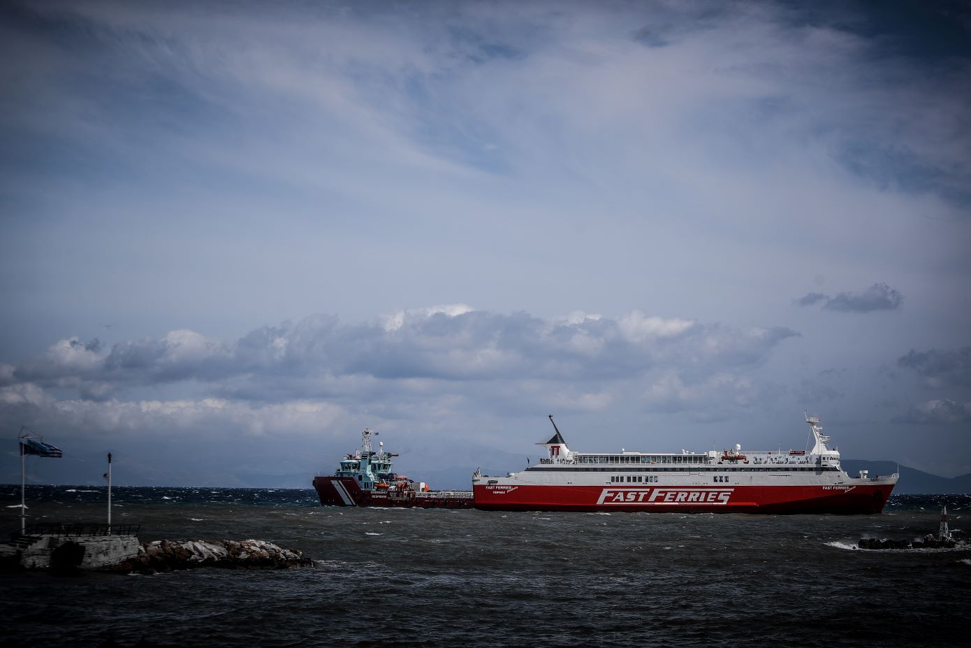 Μηχανική βλάβη το «Fast Ferries Andros» – Παραμένει αγκυροβολημένο στο λιμάνι της Μυκόνου