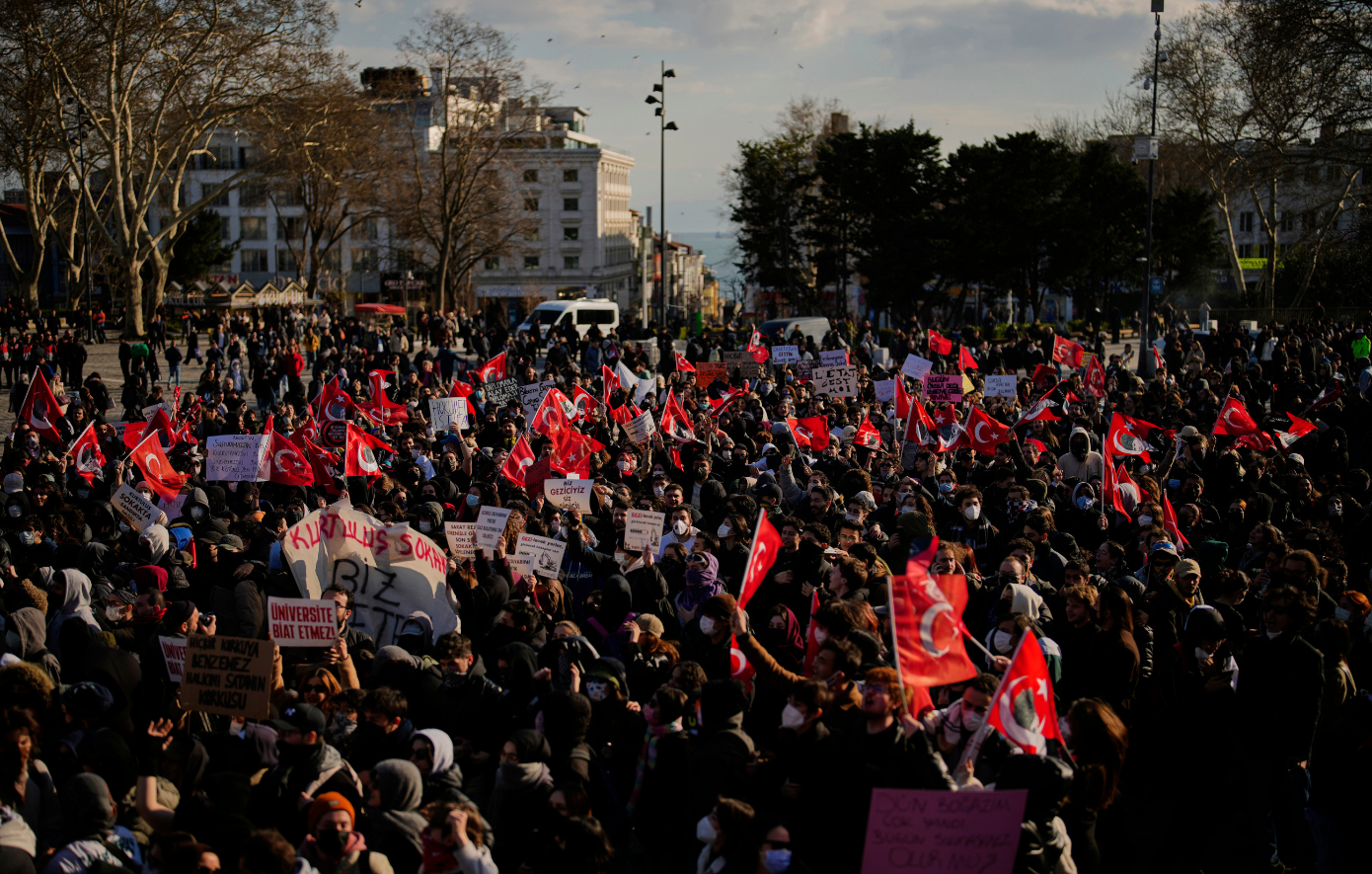 Ο Ιμάμογλου αρνείται όλες τις κατηγορίες του Ερντογάν: Χιλιάδες Τούρκοι στους δρόμους για τρίτη συνεχόμενη μέρα