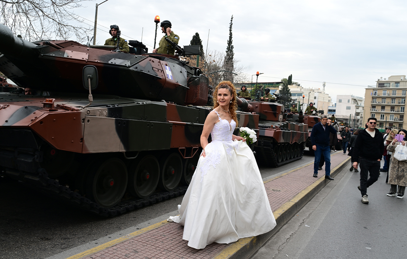 25η Μαρτίου: Νύφη ποζάρει μπροστά από τα άρματα πριν την παρέλαση &#8211; Δείτε φωτογραφίες