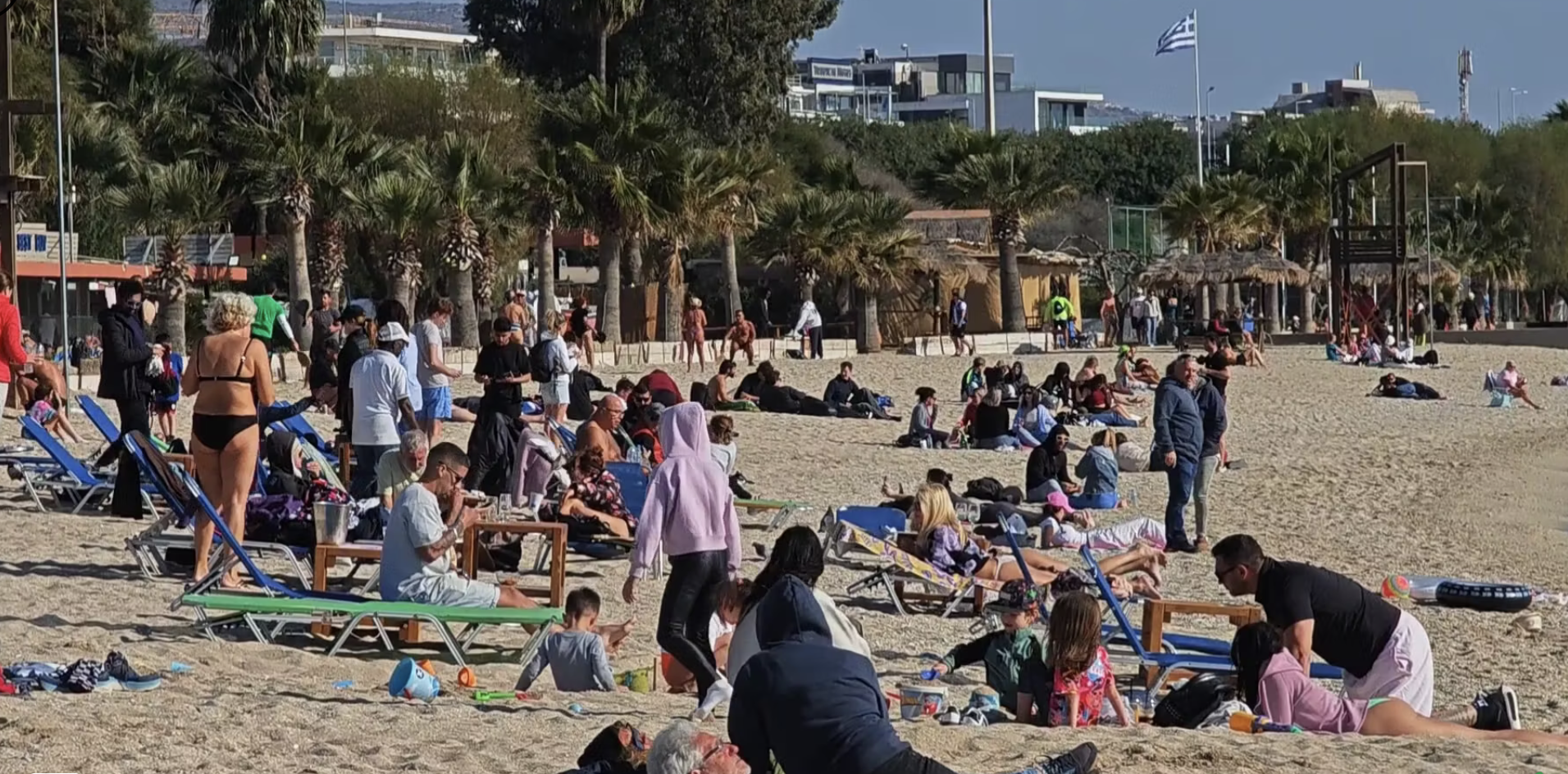 Πρόβα καλοκαιριού: Γέμισαν κόσμο οι παραλίες της Αττικής &#8211; Πάνω από 20 βαθμούς η θερμοκρασία