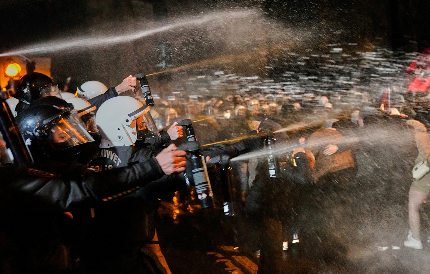 Αρνείται τις εναντίον του κατηγορίες ο Ιμάμογλου, το μήνυμά του στον κόσμο – Επεισόδια στις διαδηλώσεις, τι λέει ο Ερντογάν