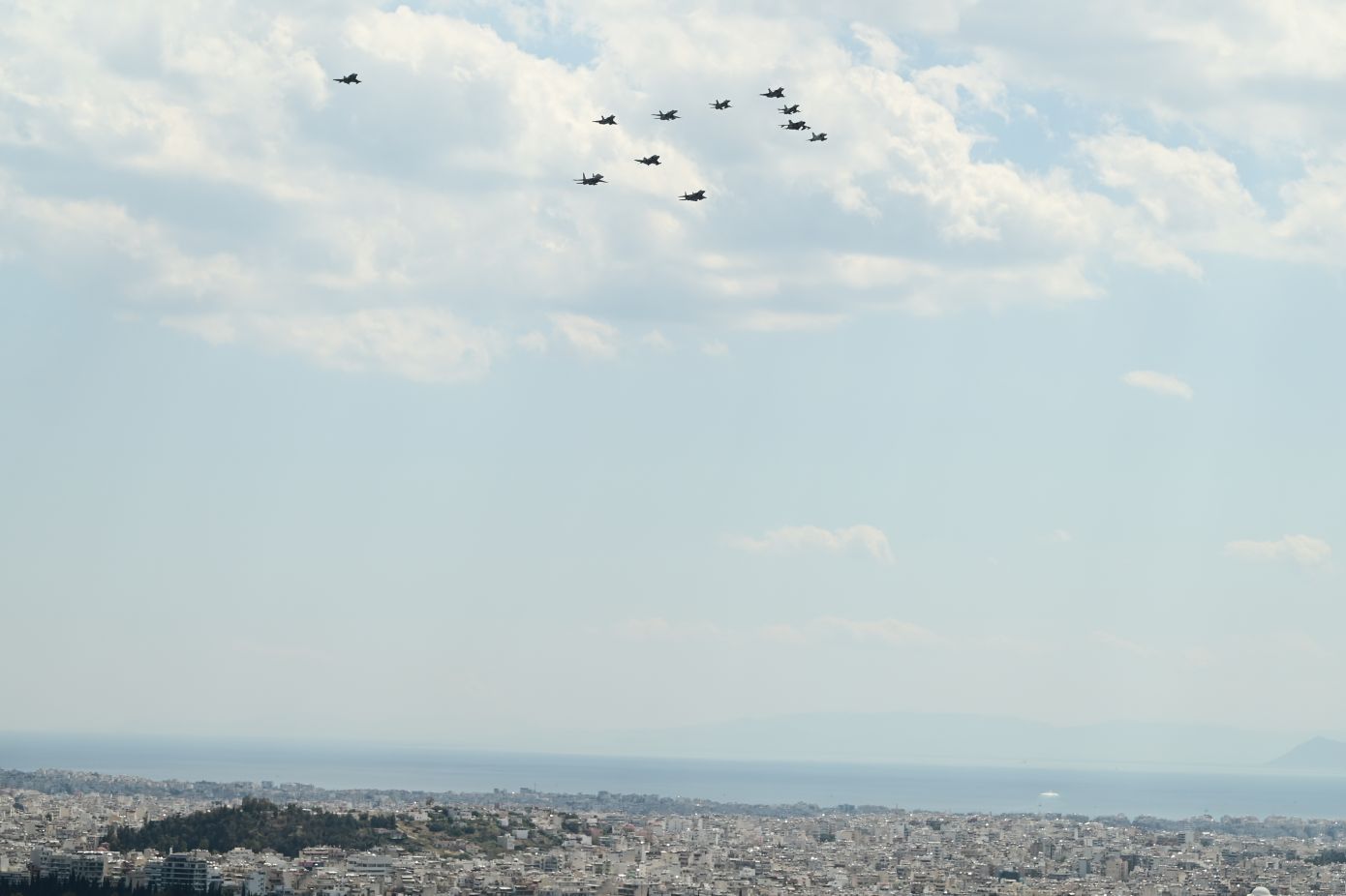 Αεροσκάφη και ελικόπτερα πετούν σήμερα πάνω από την Αττική