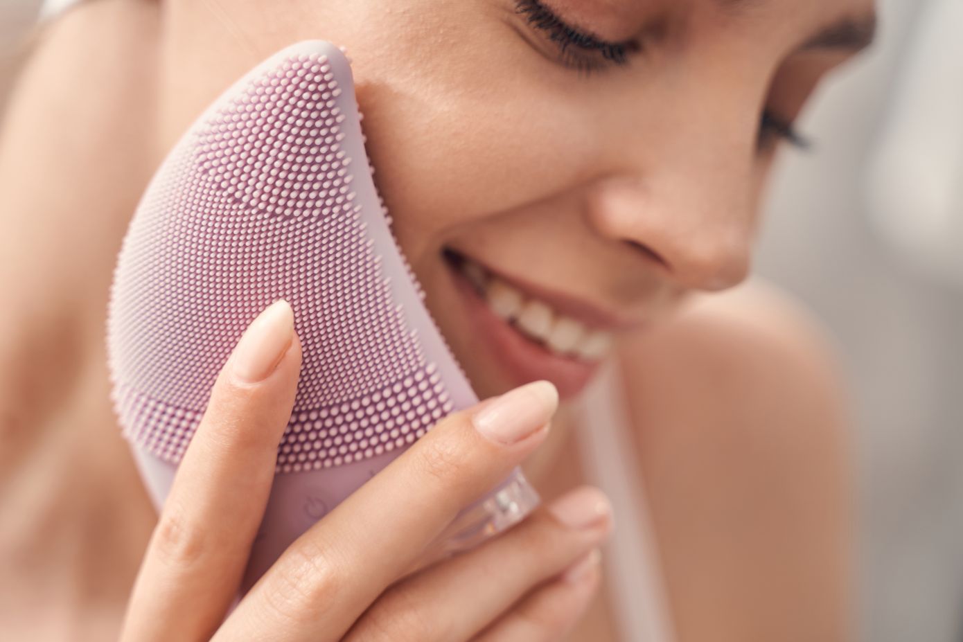 Face brushing: Tι είναι, πώς να το κάνετε και τι να προσέξετε