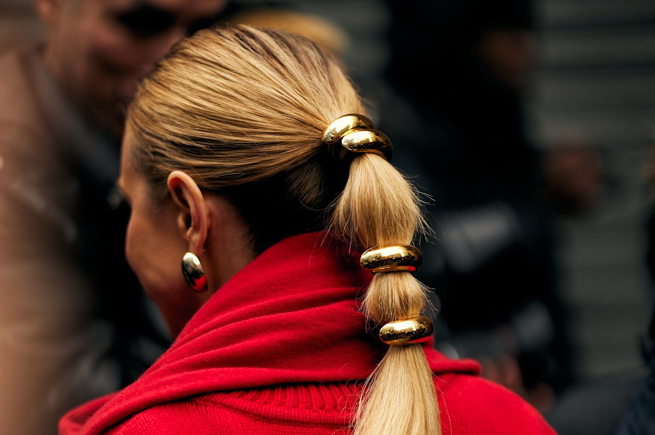 Ponytail cuff: Αυτό το αξεσουάρ θα μετατρέψει την εμφάνισή σας σε modern statement