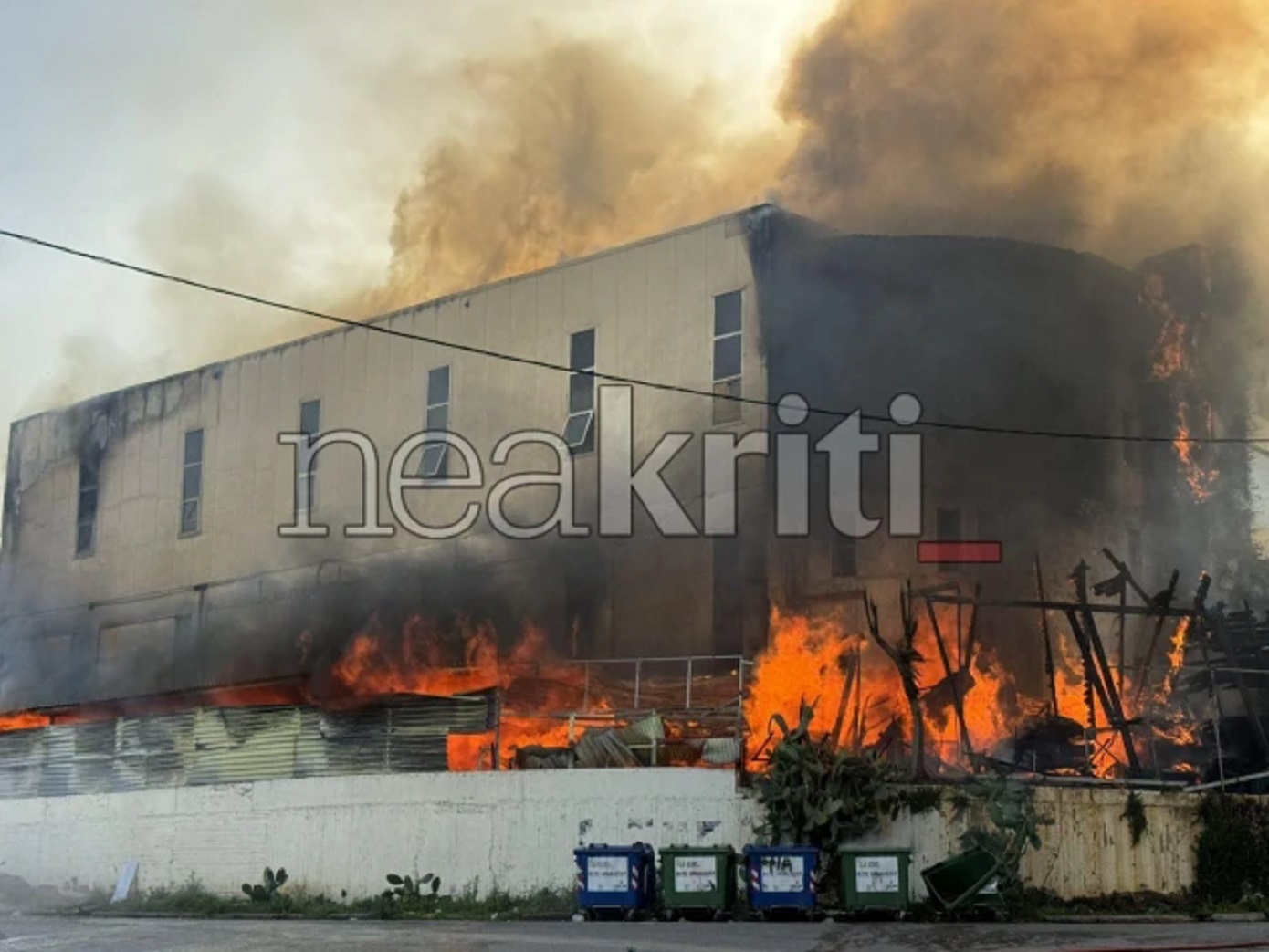 Φωτιά σε εργοστάσιο ξυλείας στο Ηρακλείο – Μήνυμα του 112 &#8211; Σύννεφα καπνού έχουν σκέπάσει την πόλη της Κρήτης