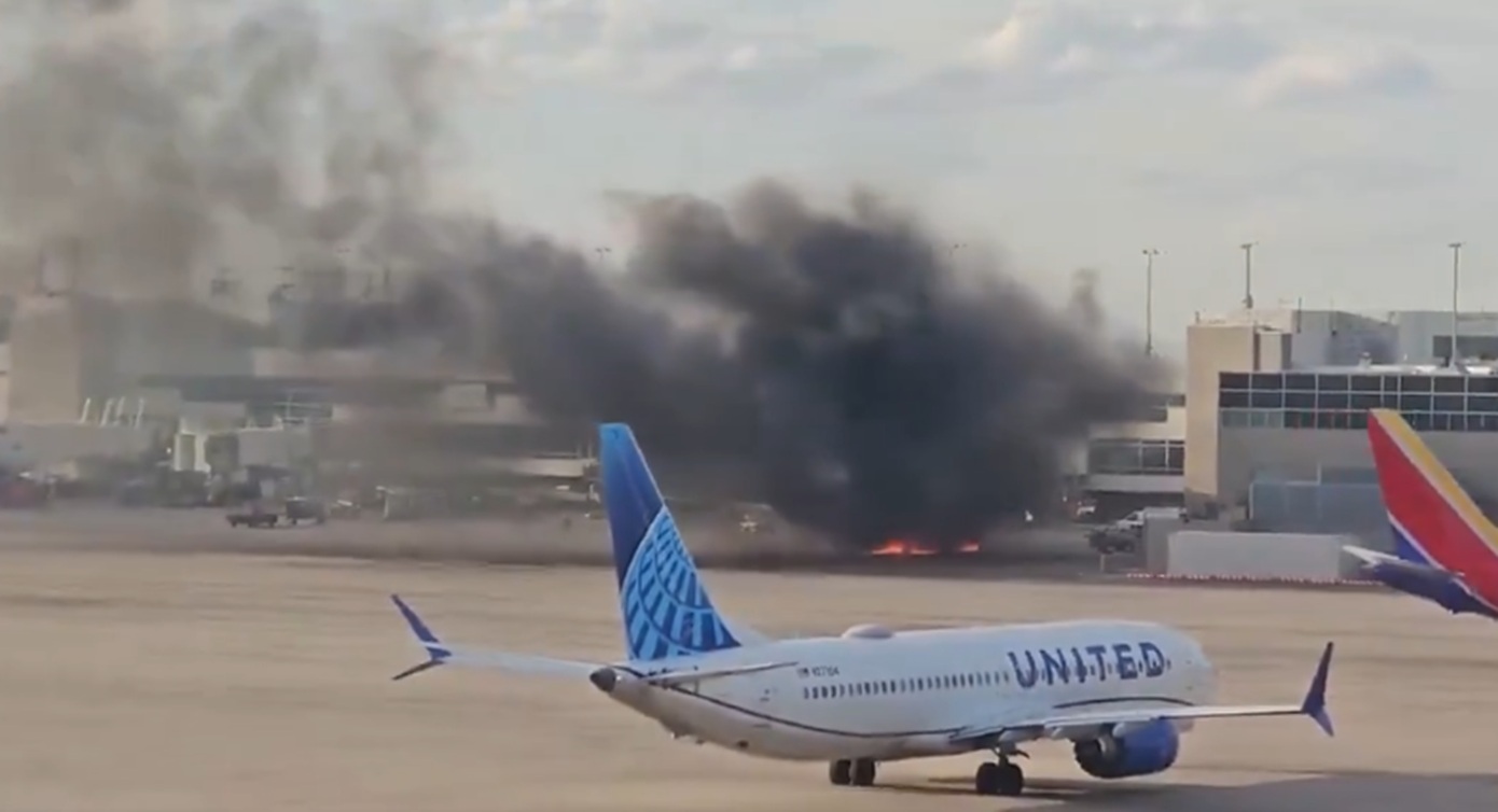 Φωτιά σε αεροσκάφος της American Airlines πριν την απογείωση στο Ντένβερ – Επιβάτες εκκένωσαν το αεροπλάνο