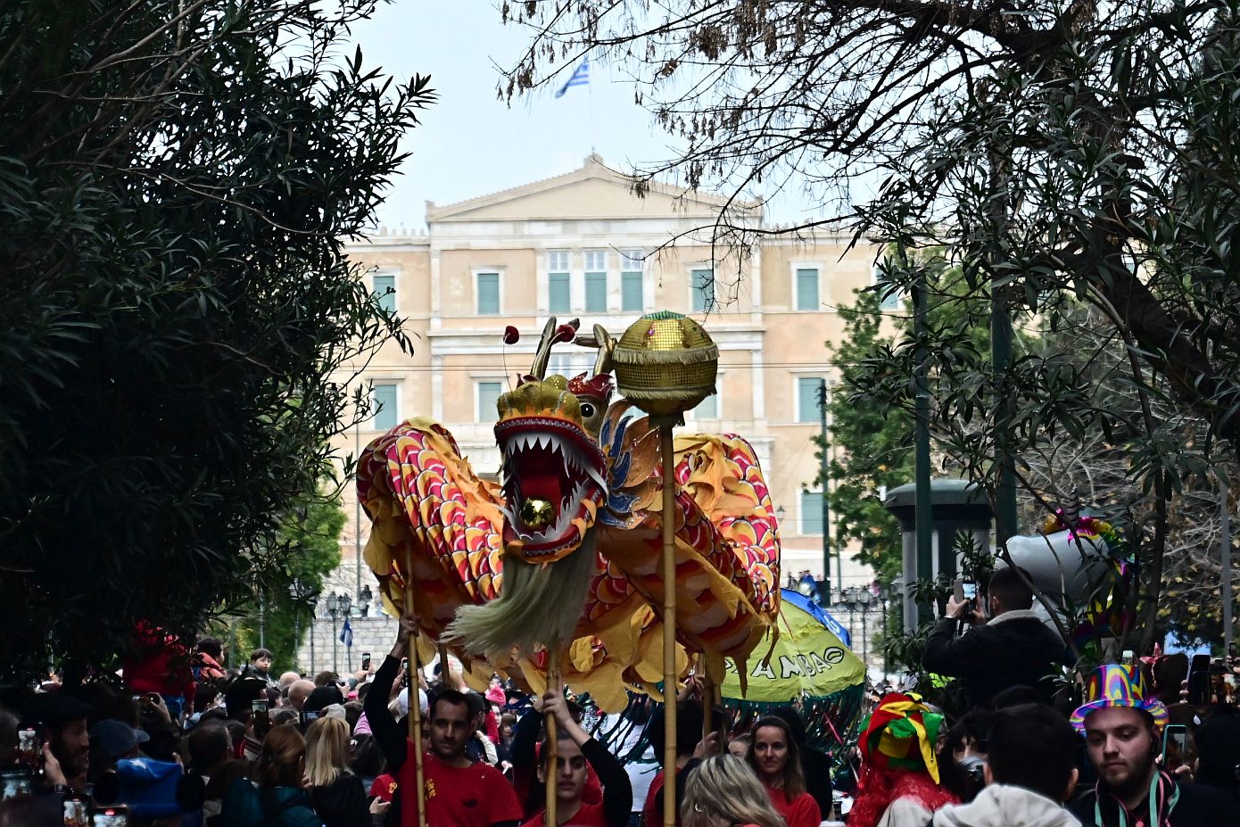 Παρέλαση καρναβαλιστών με ξυλοπόδαρους και κινέζικο δράκο στο κέντρο της Αθήνας