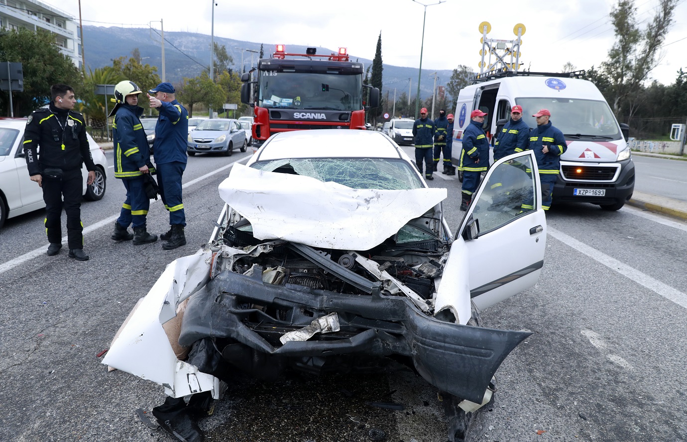 Καραμπόλα στην Κατεχάκη: «Βγήκε ο άνθρωπος με αίματα παντού» &#8211; Συγκλονίζουν οι μαρτυρίες για την οικογενειακή τραγωδία στην άσφαλτο