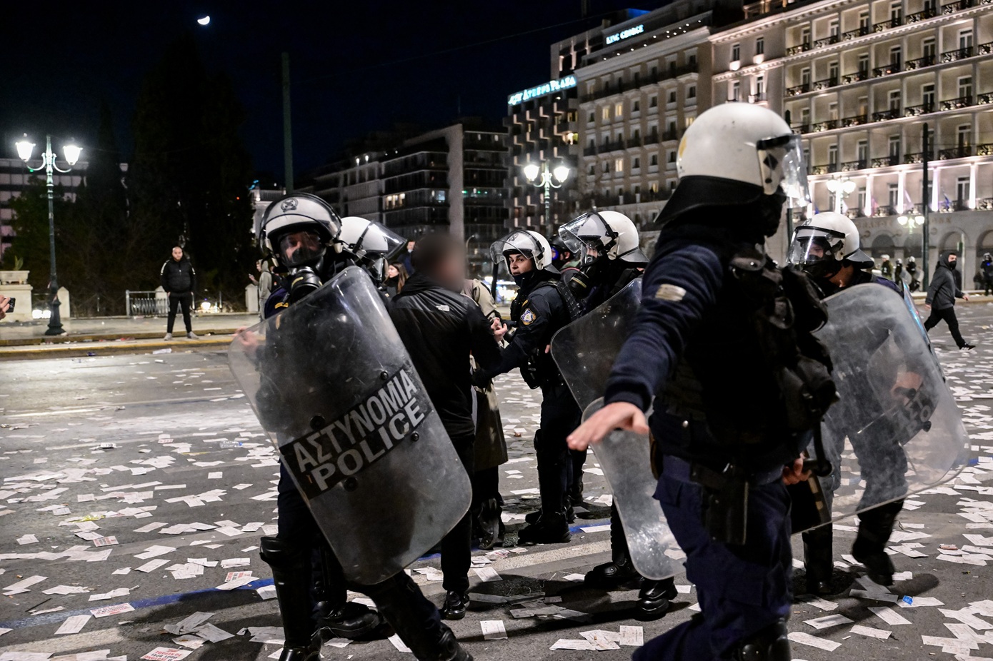 Επεισόδια στο Σύνταγμα: 30 προσαγωγές και 7 συλλήψεις – Τρεις αστυνομικοί τραυματίστηκαν