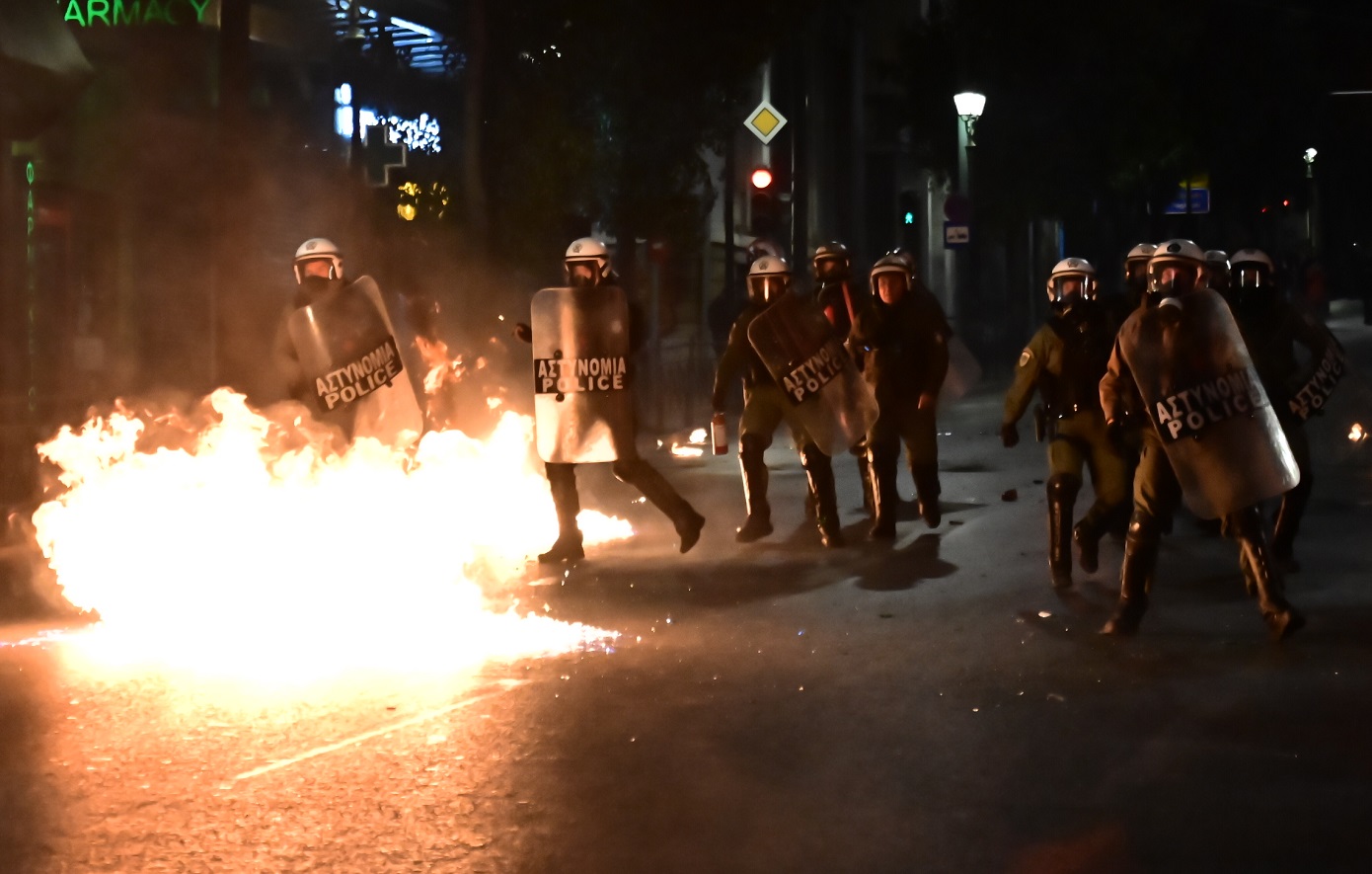 Στο Αυτόφωρο 11 συλληφθέντες από τα χθεσινά επεισόδια – Σε εισαγγελέα ανηλίκων 3 ακόμη